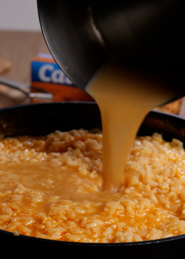 Verter caldo a risotto con mejillones en escabeche