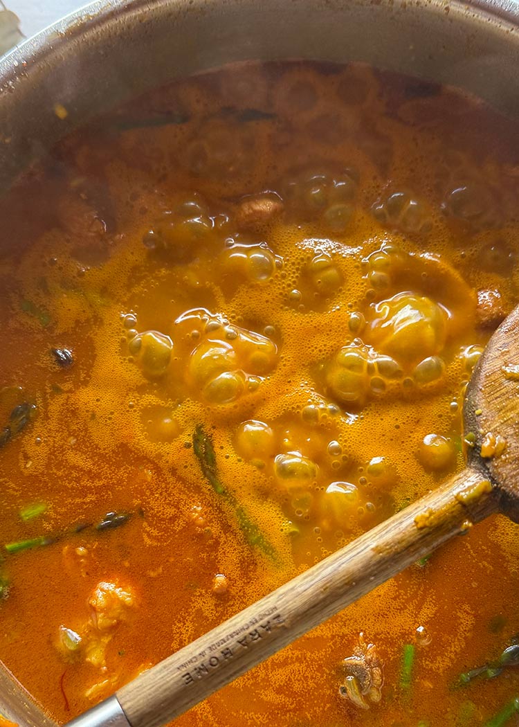 Añadir caldo y azafrán infusionado a Arroz con costillas de cerdo