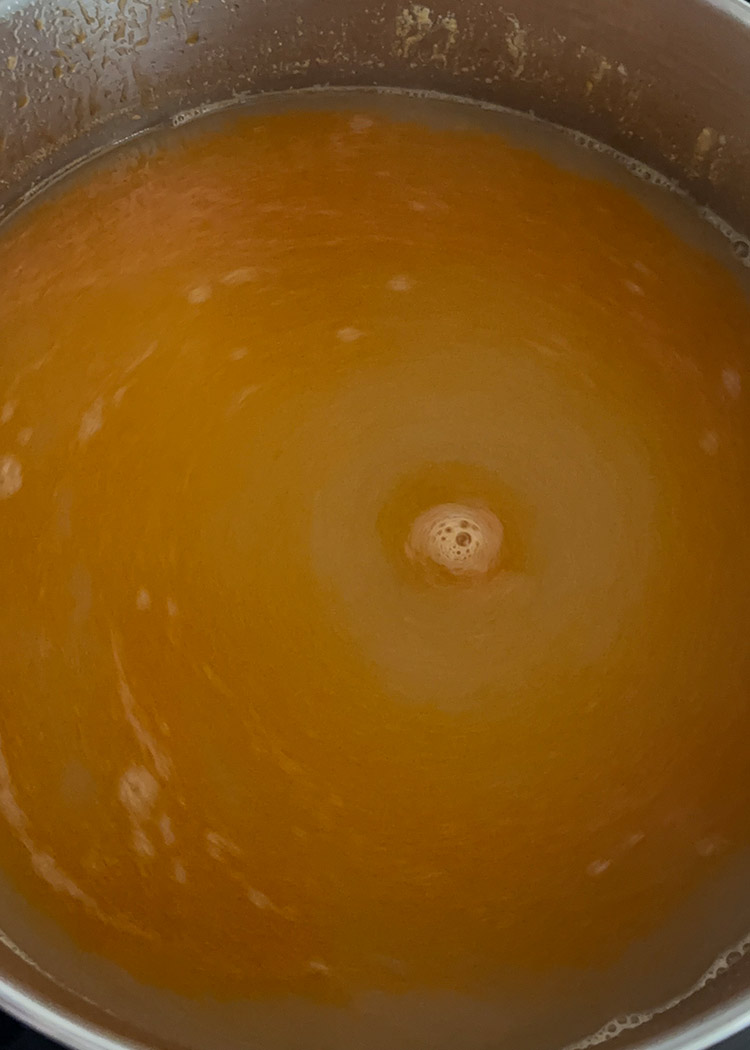 Añadir el fumet para arroz con gambas y sepia