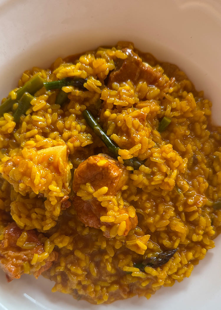 Presentación de Arroz con costillas de cerdo