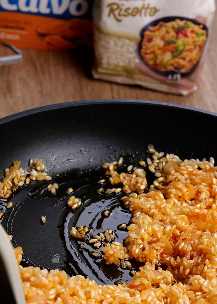 Incorporar arroz y vino para risotto con mejillones en escabeche