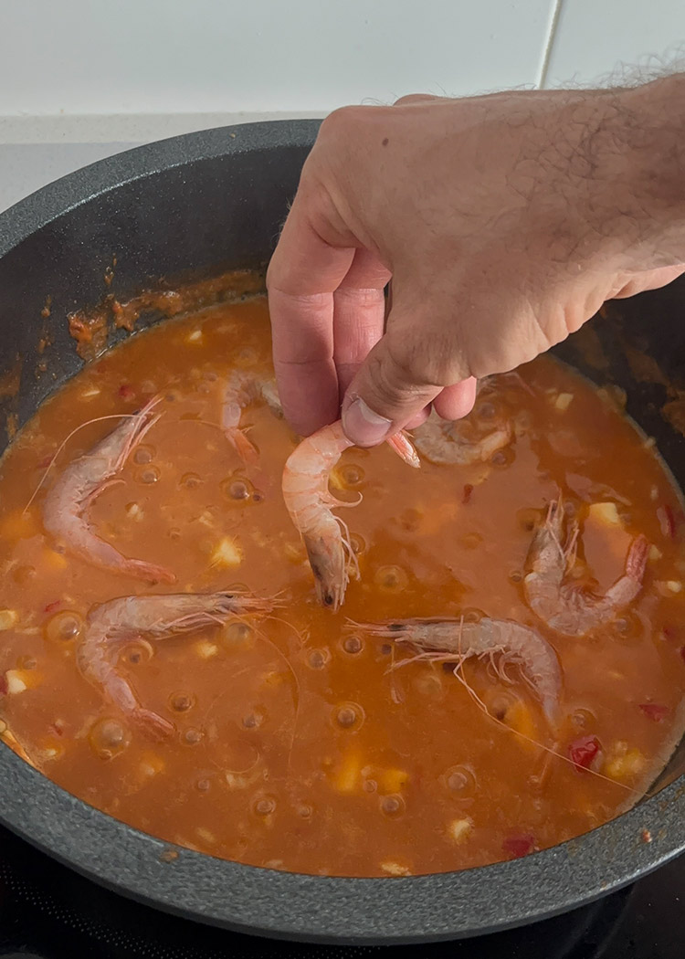 Añadir las gambas para arroz con gambas y sepia