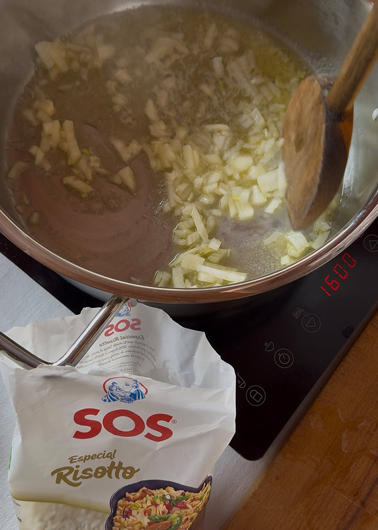 Pochar cebolla para arroz a la milanesa
