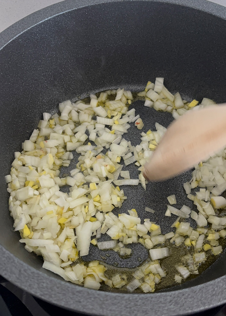Sofrie cebolla para arroz con gambas y sepia