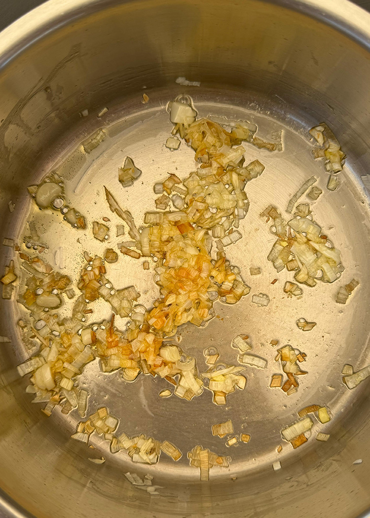 Pochar puerro para risotto de champiñones