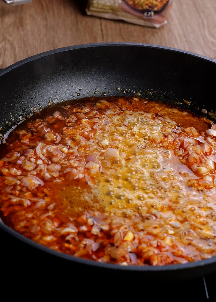 Sofreir chalotas para risotto con mejillones en escabeche