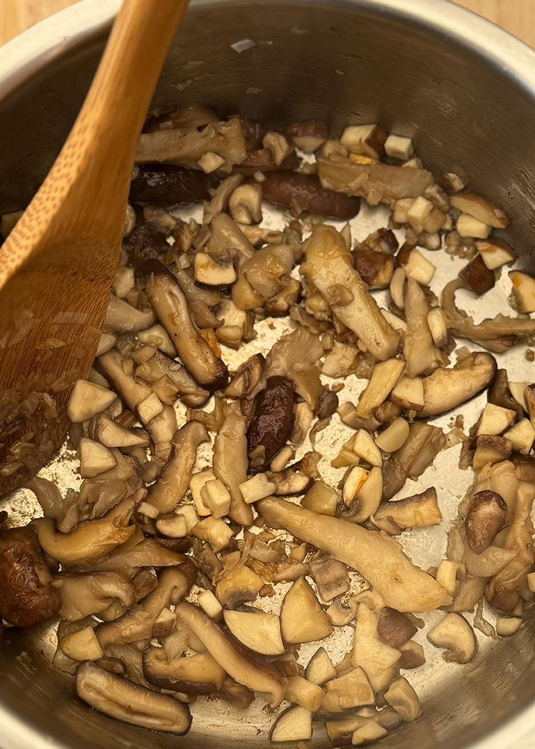 Incorporar setas para risotto de champiñones