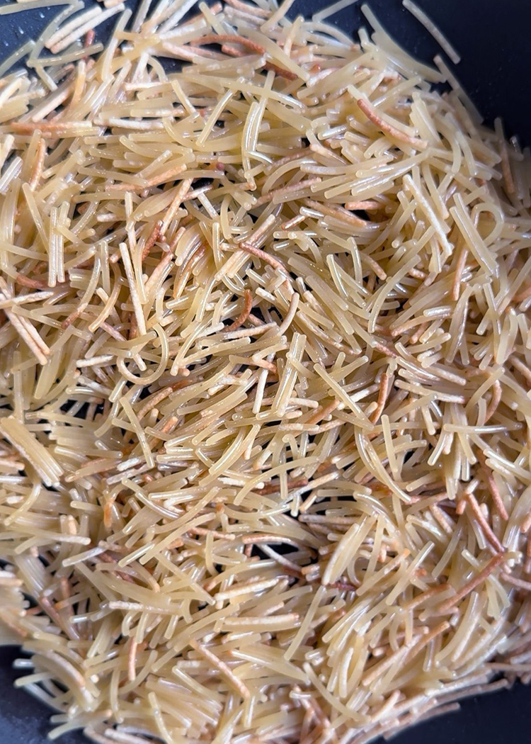 Tostar fideos para Fideuá de pato y foie