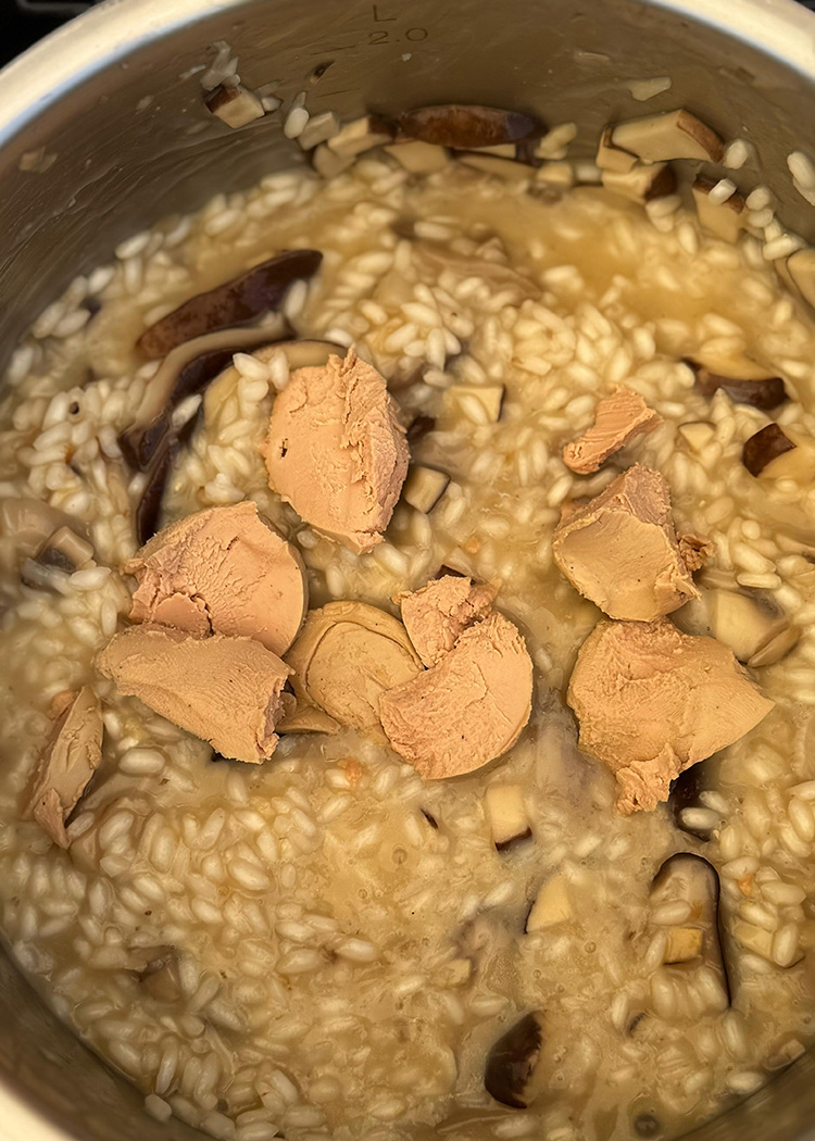 Incorporar foie para risotto de champiñones