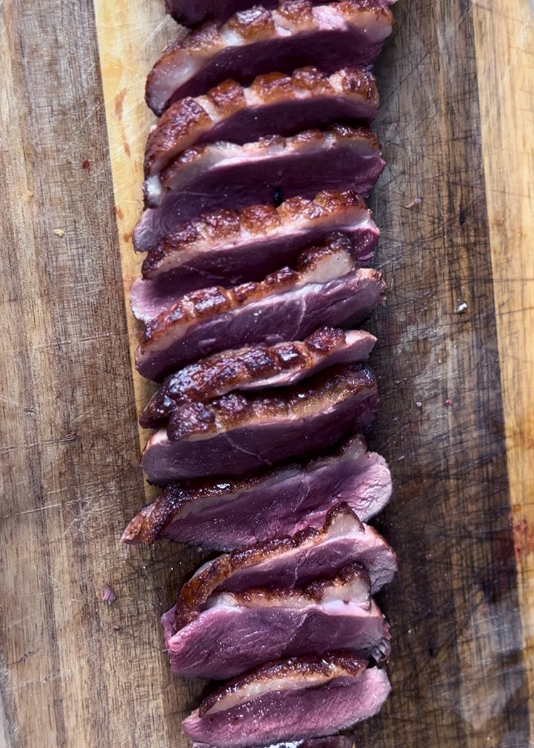 Cortar magret para Fideuá de pato y foie