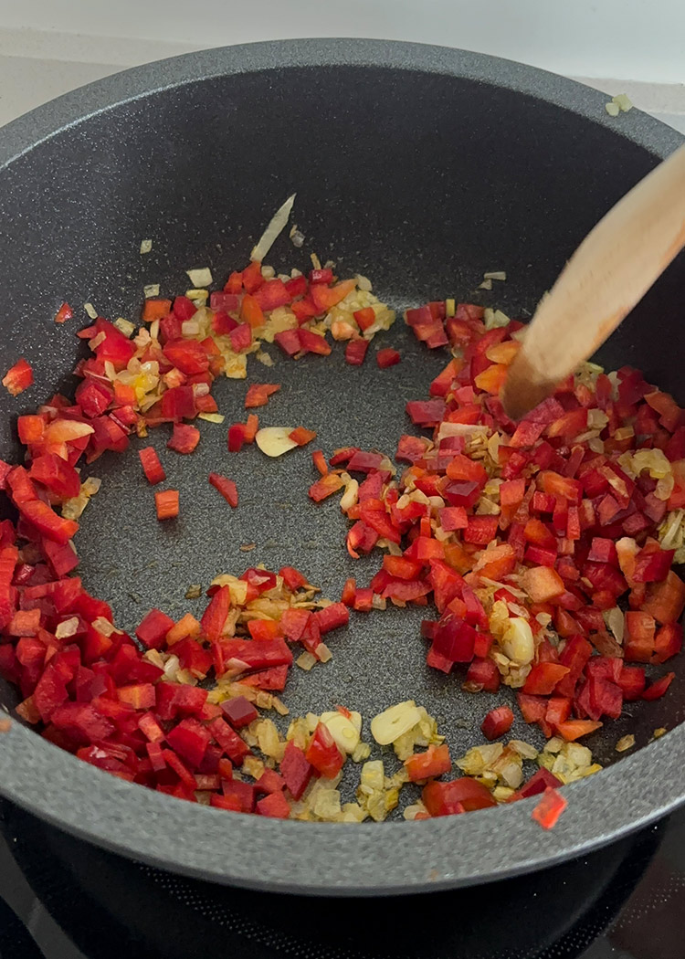 Añadir pimiento rojo para arroz con gambas y sepia