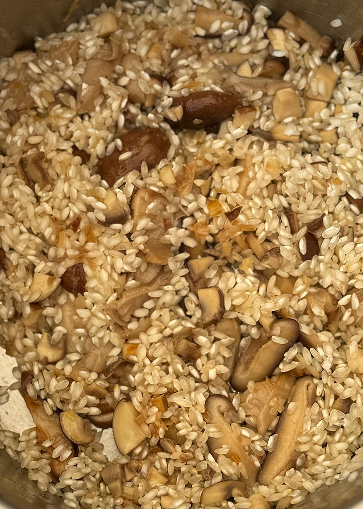 Nacarar el arroz para risotto de champiñones