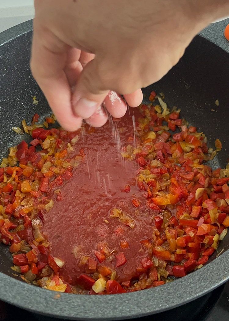 Añadir tomate triturado para arroz con gambas y sepia 