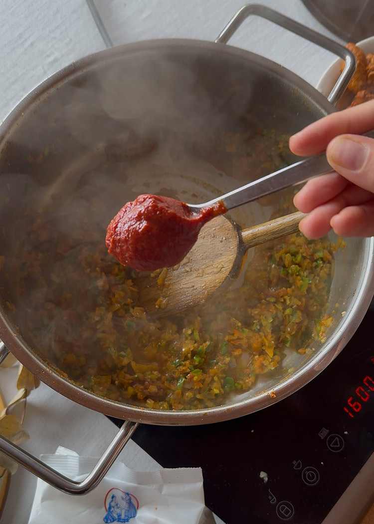 Terminar sofrito de Arroz con costillas de cerdo