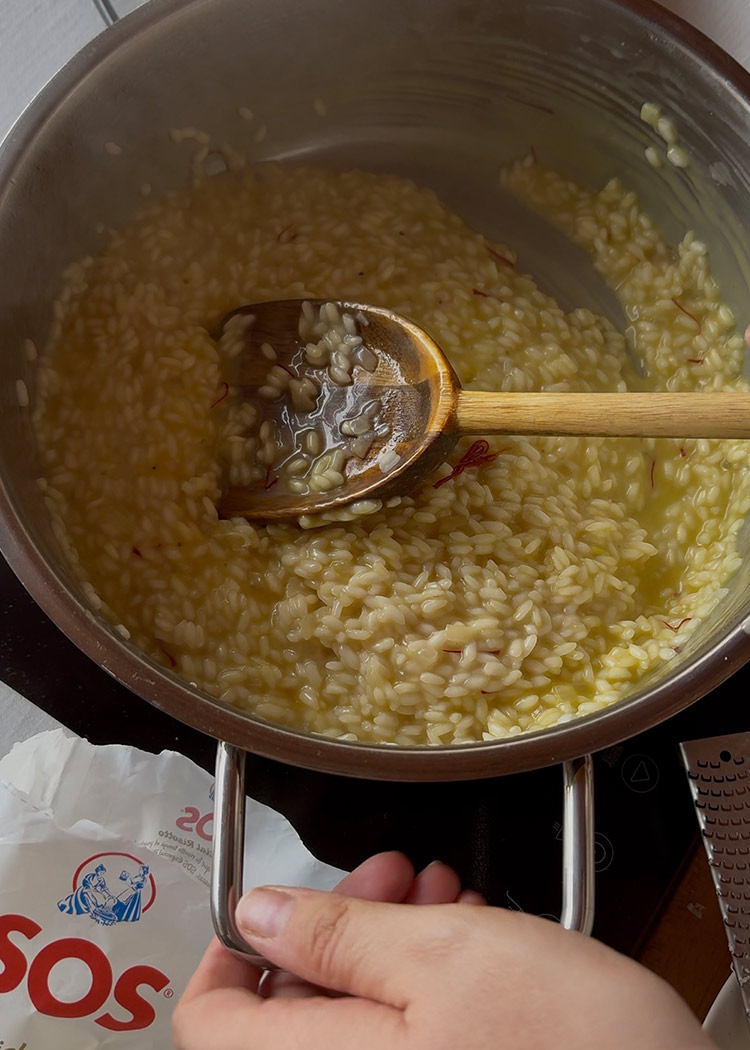 Caldo e infusión de azafrán para arroz a la milanesa