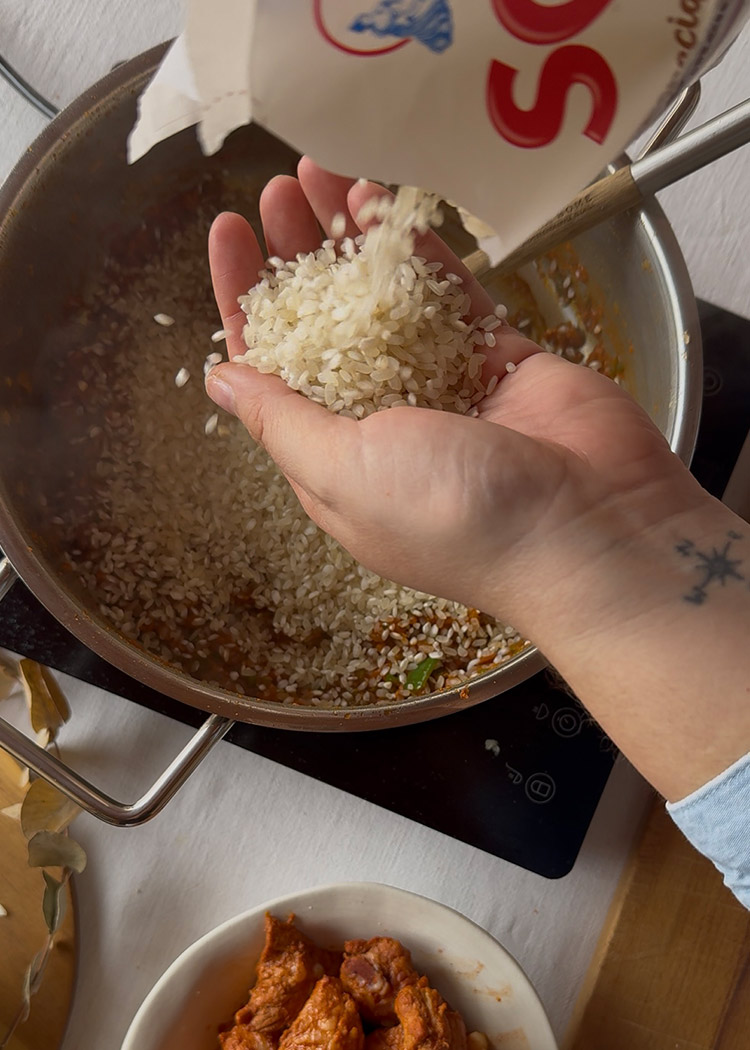 Añadir arroz a Arroz con costillas de cerdo