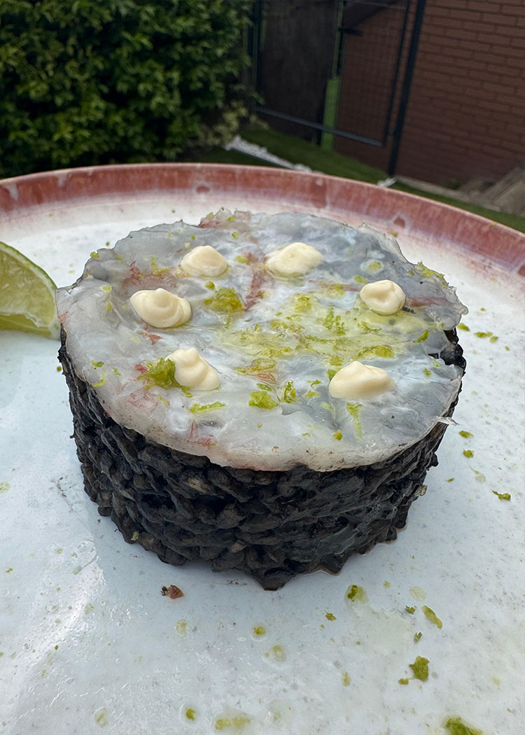 Presentación de paella de arroz negro