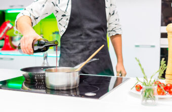 Desglasar qué es: la técnica clave para salsas deliciosas y jugos concentrados