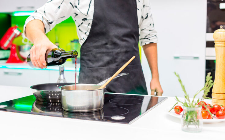 Desglasar qué es: la técnica clave para salsas deliciosas y jugos concentrados