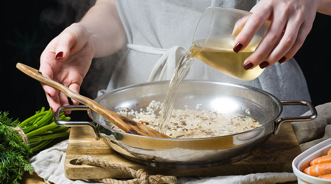 Ingredientes esenciales: caldo, cebolla, vino, mantequilla, queso parmesano