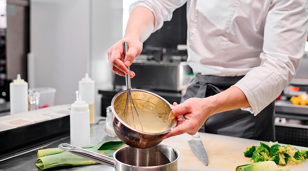 Técnicas avanzadas de chefs para perfeccionar salsas