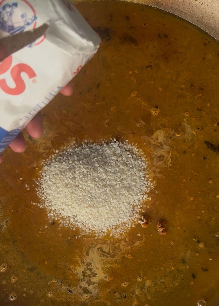 añadir arroz Para arroz con rape y langostinos