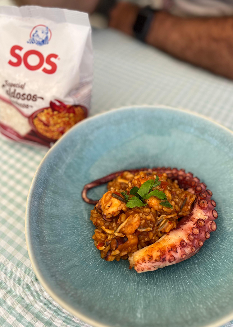 presentación arroz meloso con pulpo y gambas