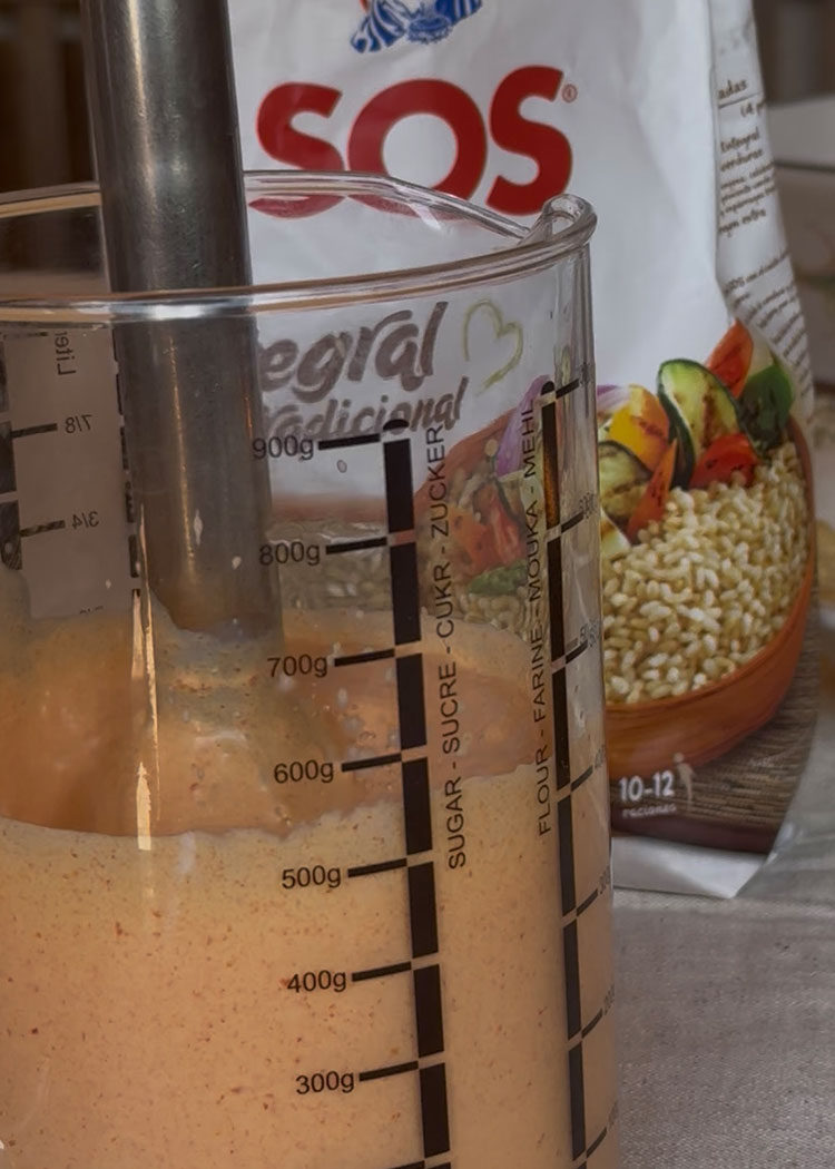 hacer salsa para pimientos rellenos con arroz