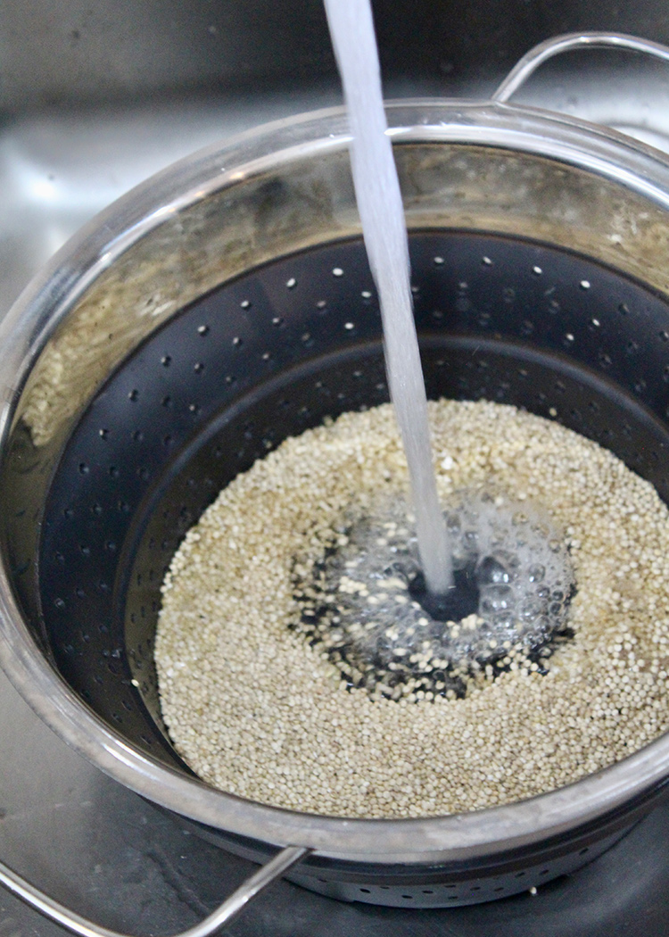 lavar la quinoa para tabulé de quinoa