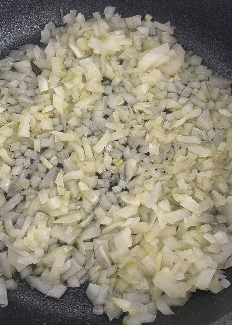 pochar cebolla para arroz con pollo 