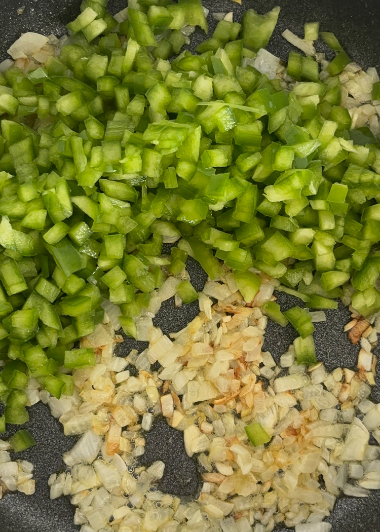añadir ajo y pimiento para arroz con pollo 