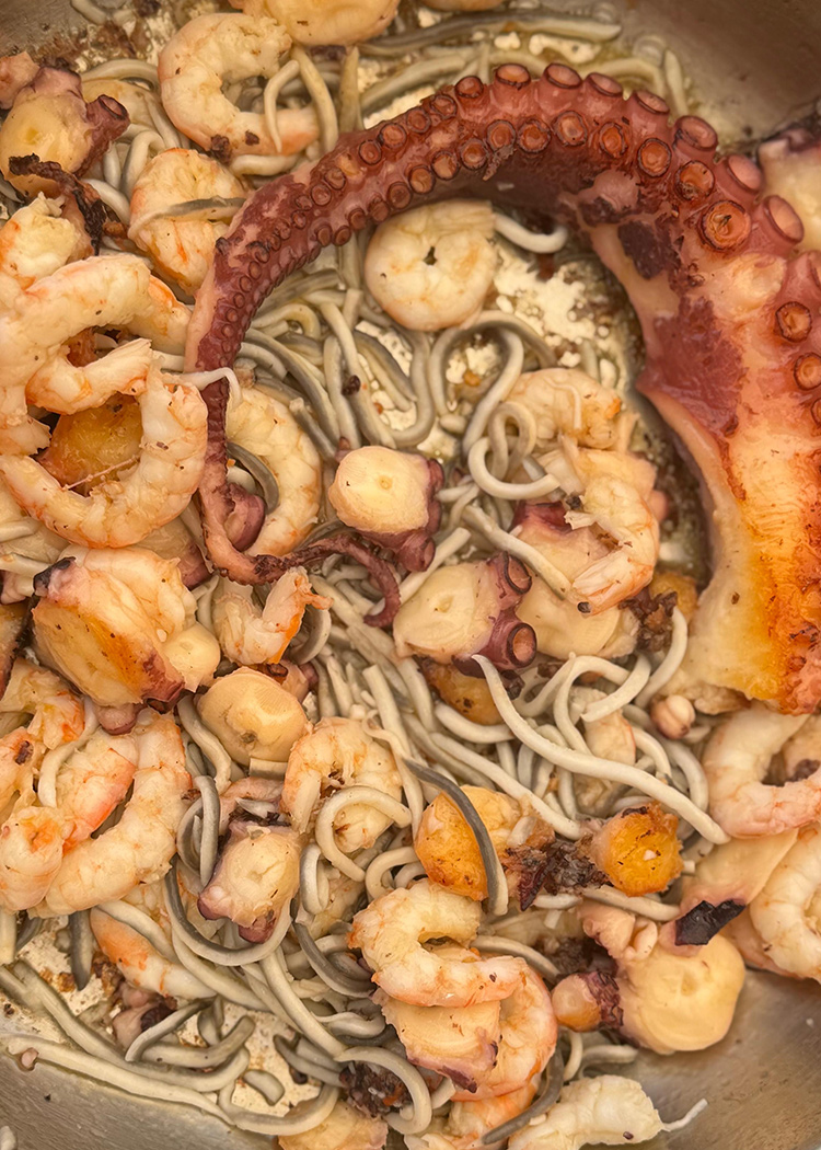 saltear para arroz meloso con pulpo y gambas 