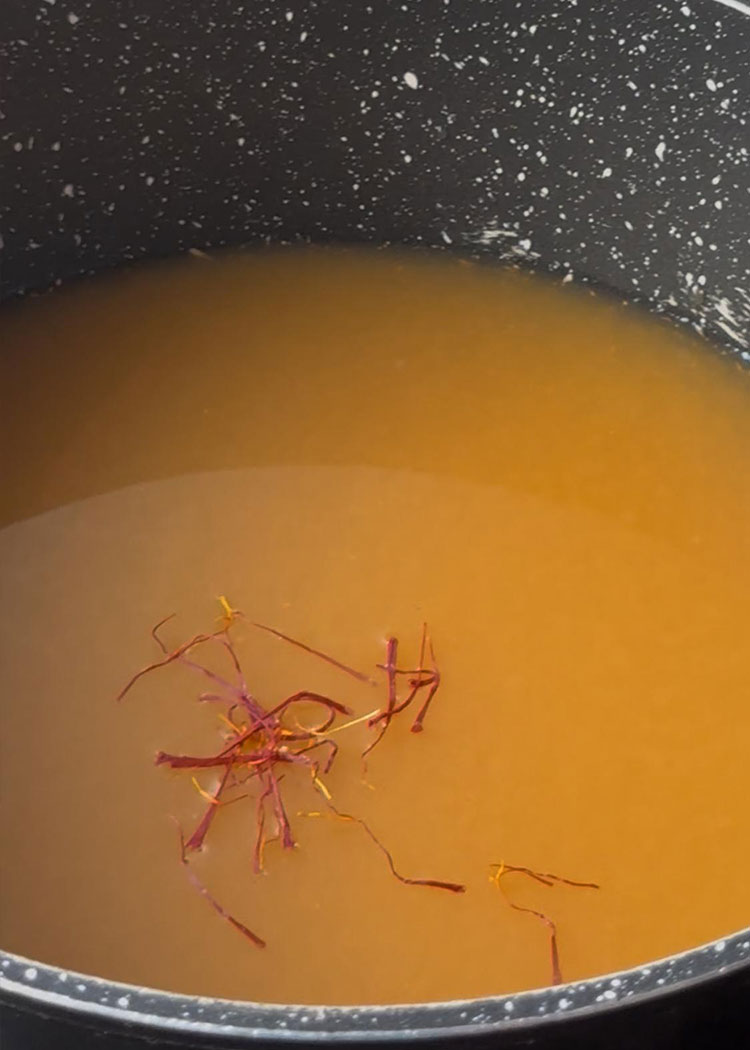 verter caldo Para arroz con rape y langostinos