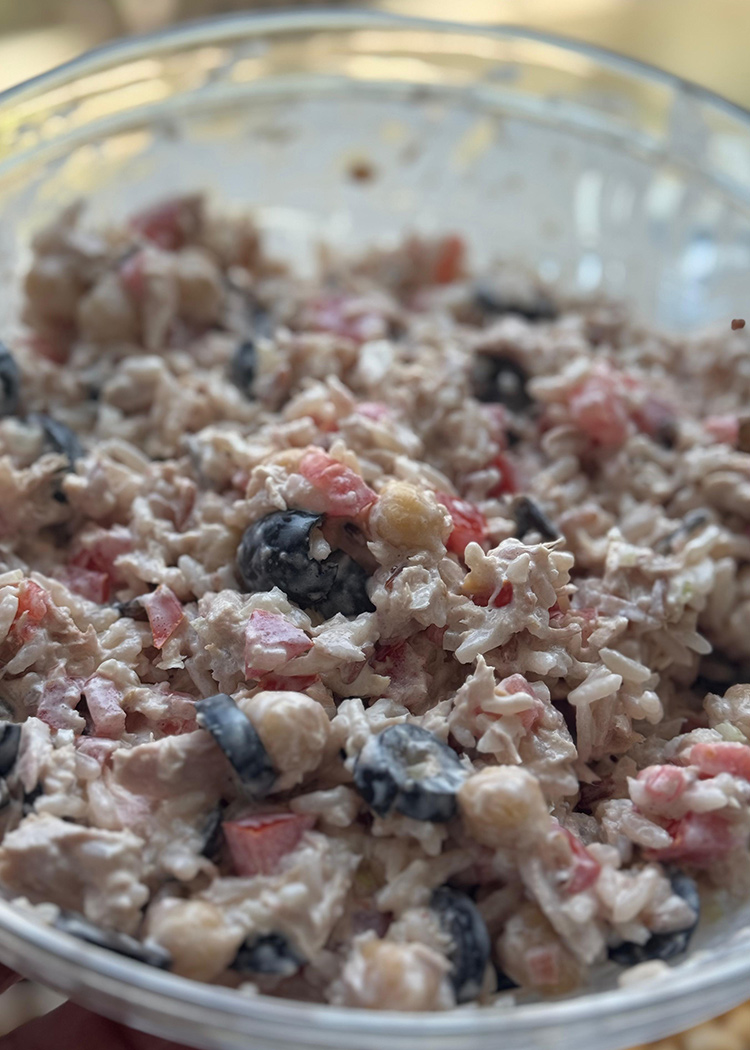 mezclar ingredientes para ensalada de garbanzos y arroz