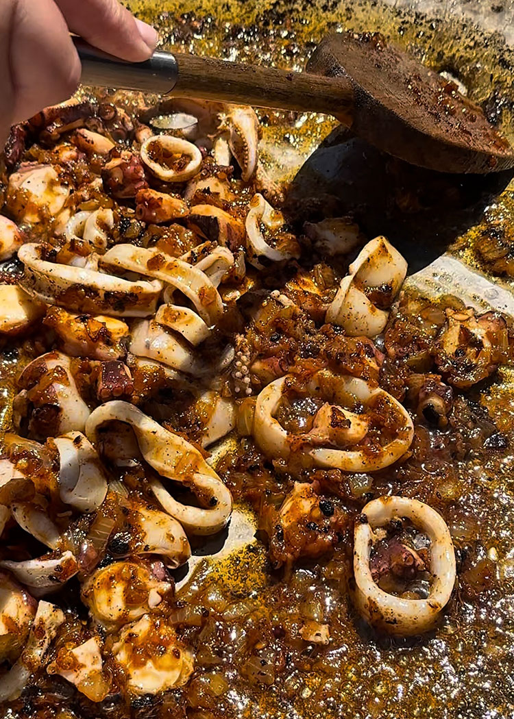 incorpora calamares para paella marinera