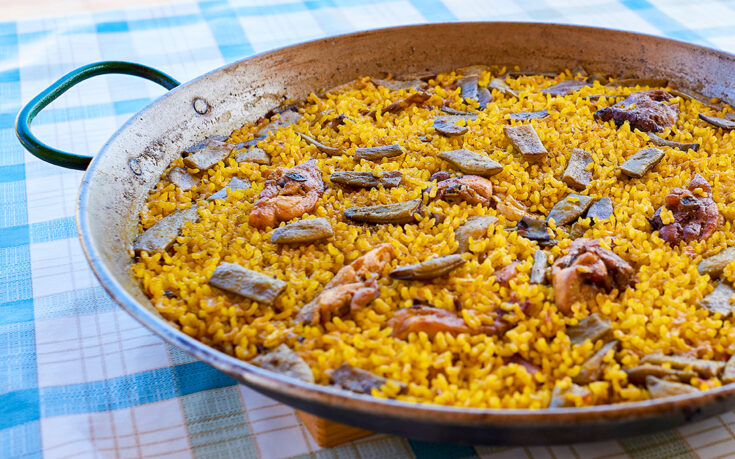 Qué se echa primero en la paella, el arroz o el agua