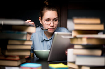 Qué comer antes de un examen para potenciar tu rendimiento