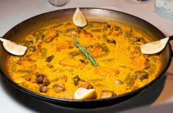 Descubre el fascinante origen de la paella: el tesoro culinario de Valencia