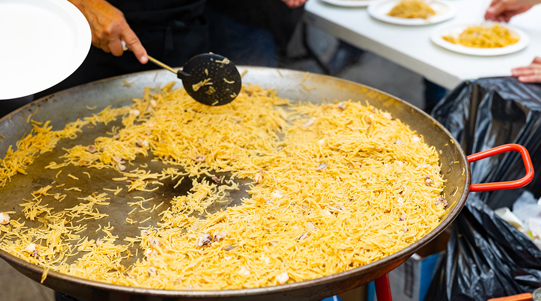 ¿Cuál es la proporción ideal de fideos y caldo en la fideuá?