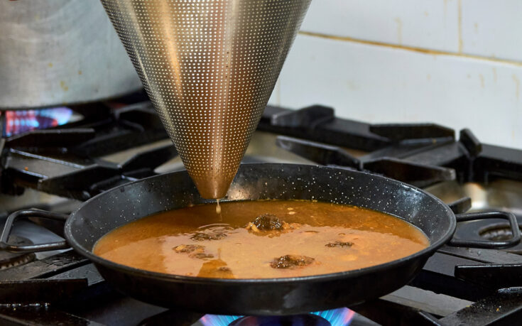 La proporción perfecta de fideos y caldo para una fideuá deliciosa