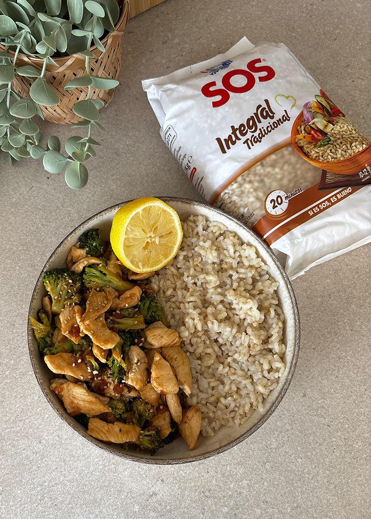 servir arroz con pollo y brocoli