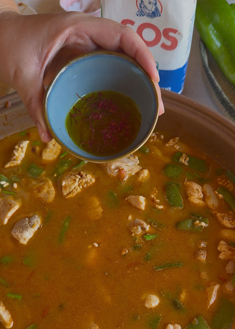 agregar el caldo para paella de pollo 