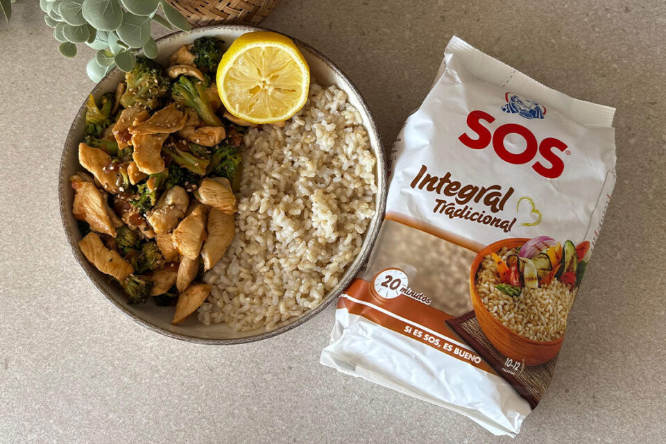 Arroz con brócoli y pollo delicioso para compartir