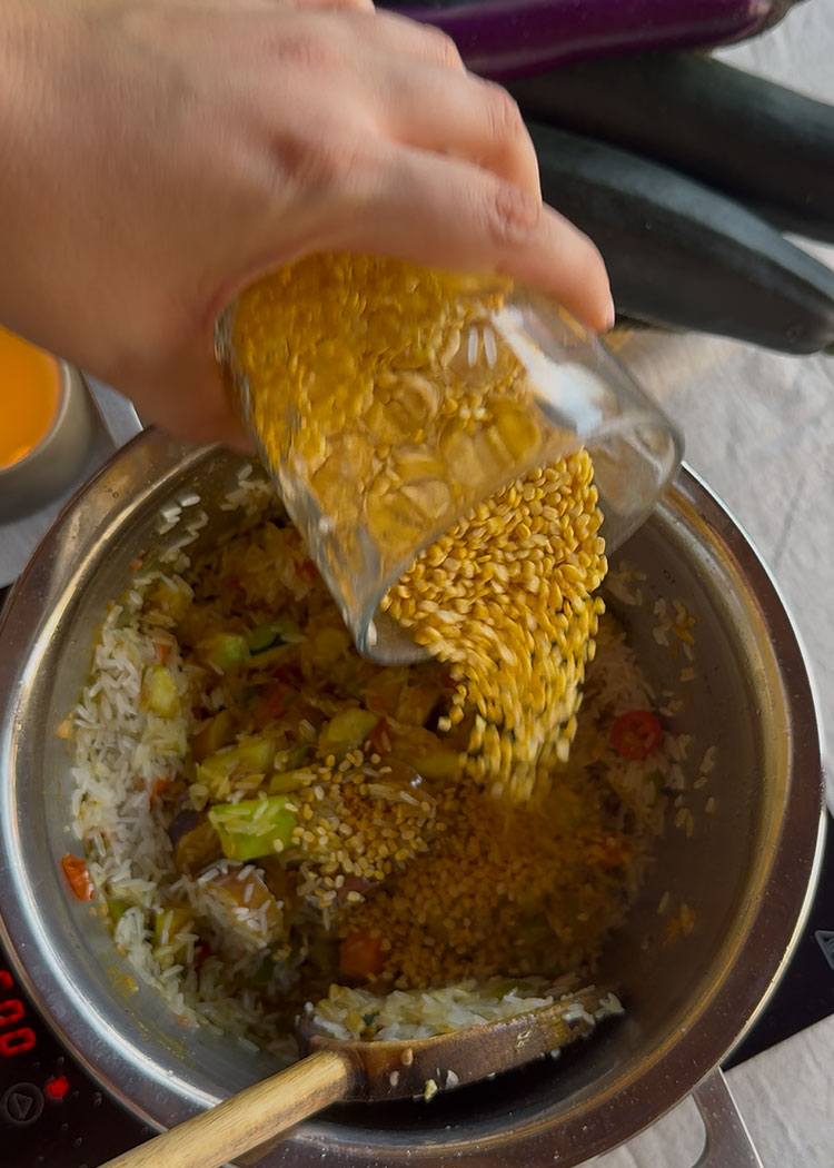 incorporar arroz y legumbres para kitchari