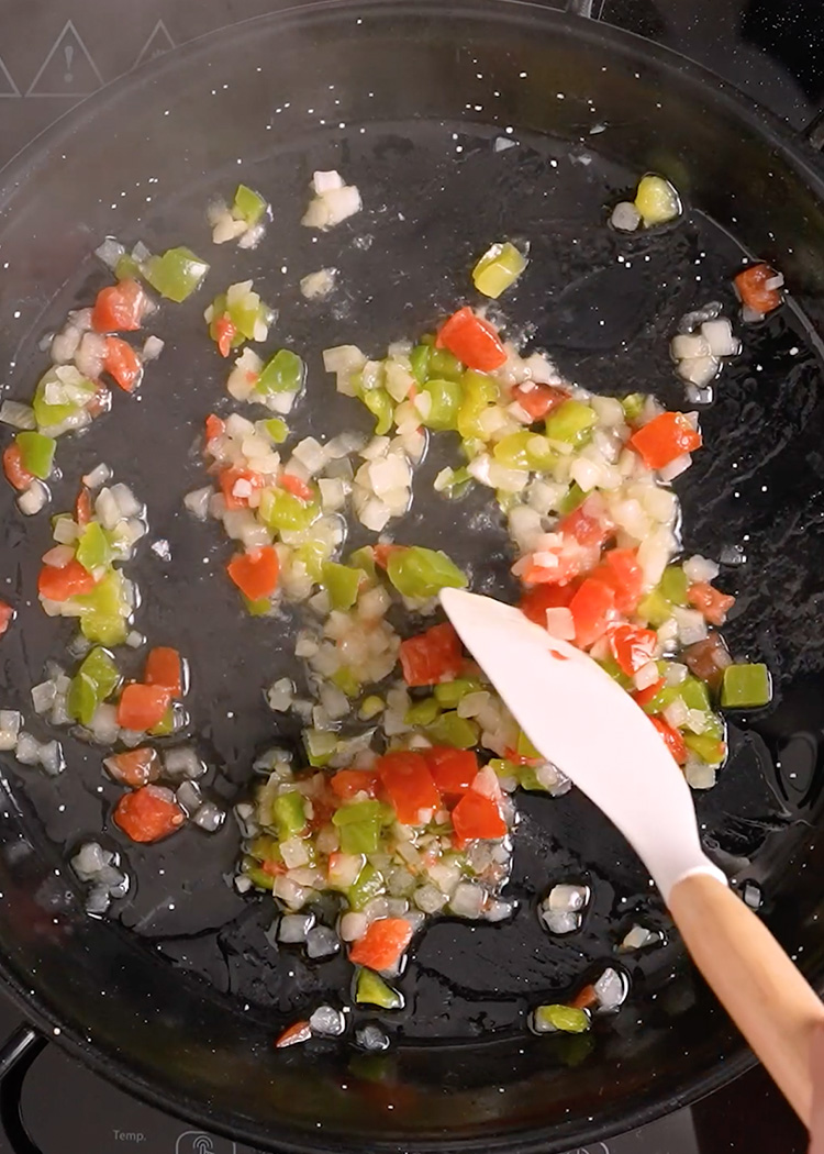 sofreír verdura para paella de mariscos