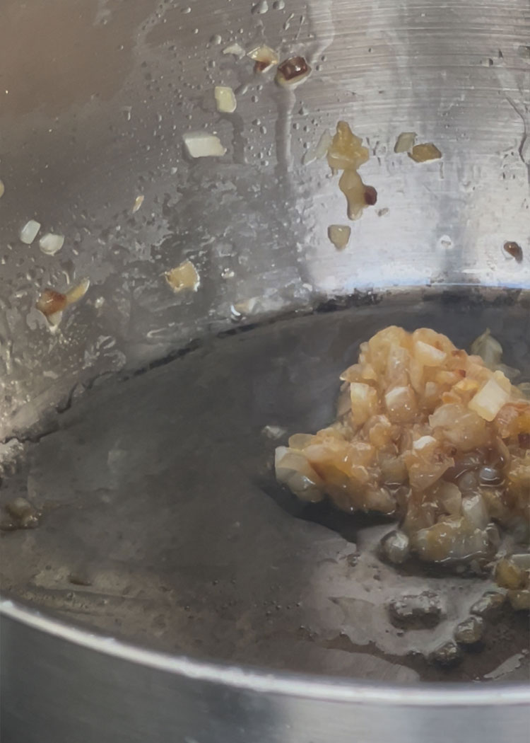 caramelizar cebolla para risotto de hongos y parmesano