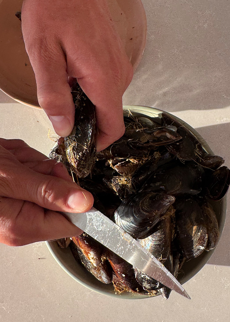 limpiar mejillones para arroz marinero