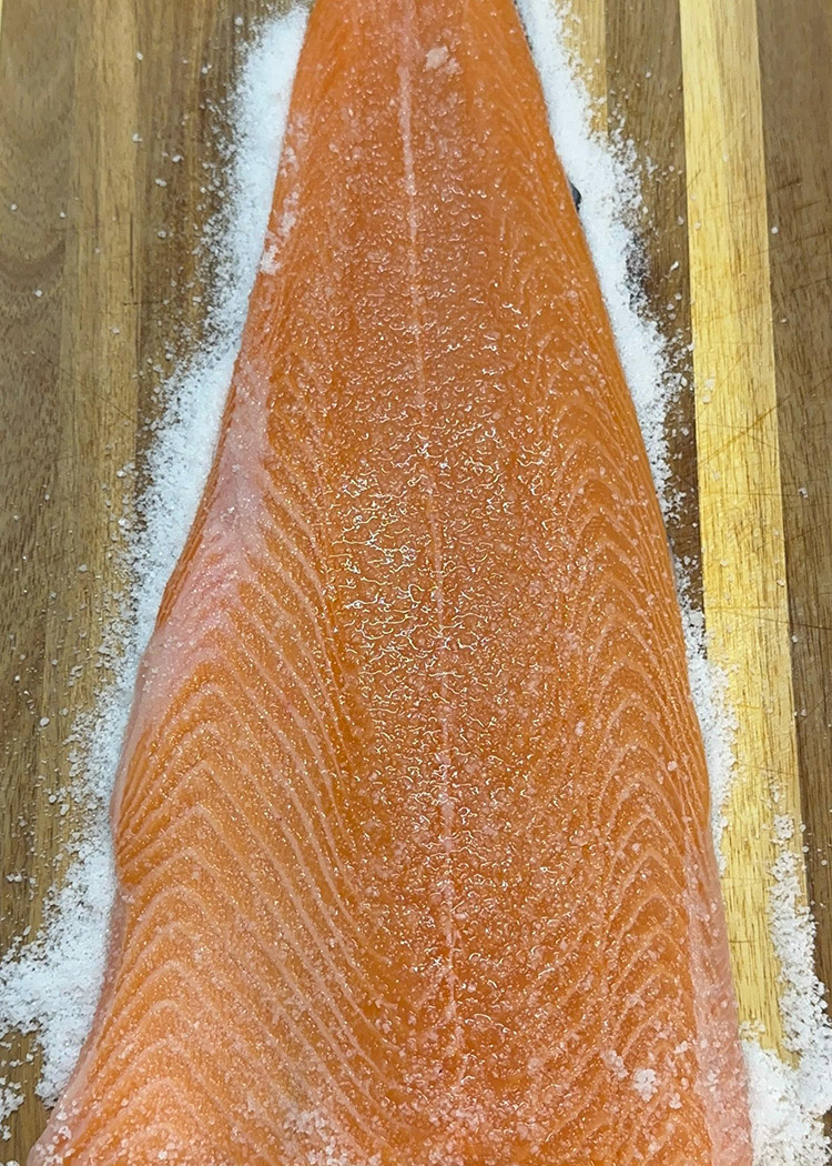 curar el salmón para poke hawaiano