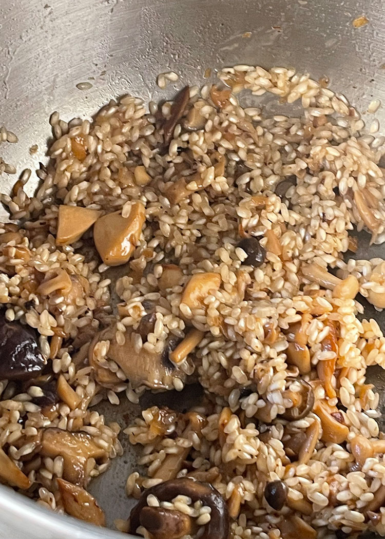 Incorporar arroz para risotto de hongos y parmesano
