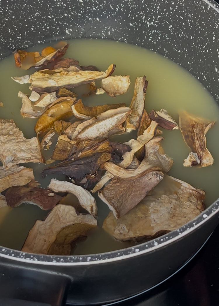 hidratar boletus para risotto de hongos y parmesano
